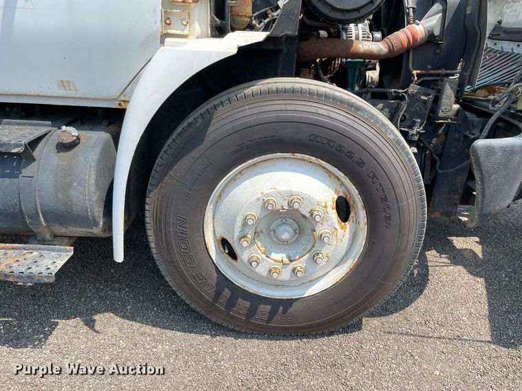 image for item DS8862 2004 International 4300  spreader truck