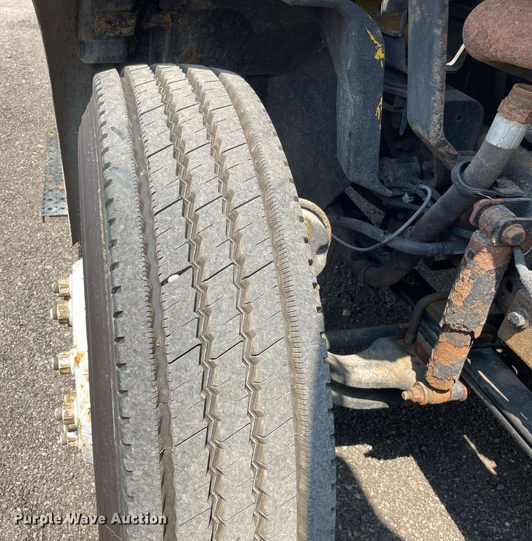 image for item DS8862 2004 International 4300  spreader truck