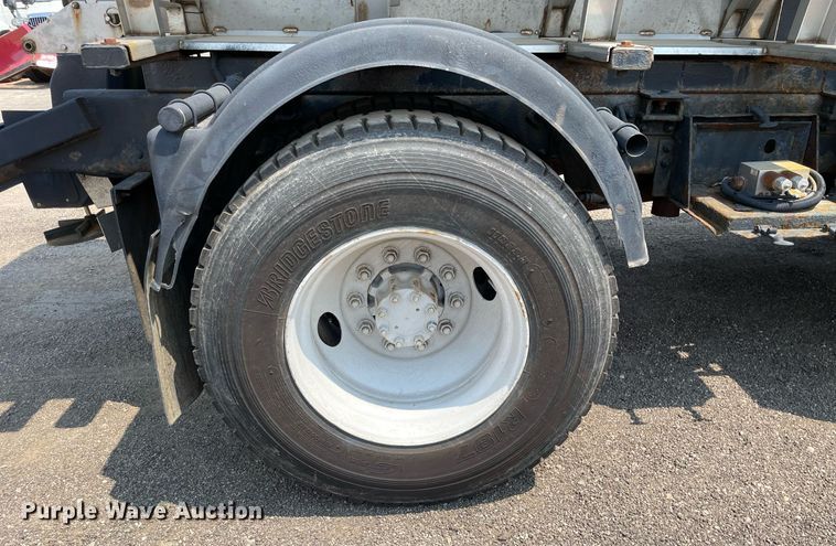 image for item DS8862 2004 International 4300  spreader truck