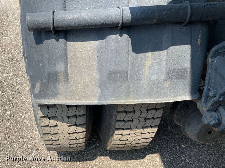 image for item DS8862 2004 International 4300  spreader truck