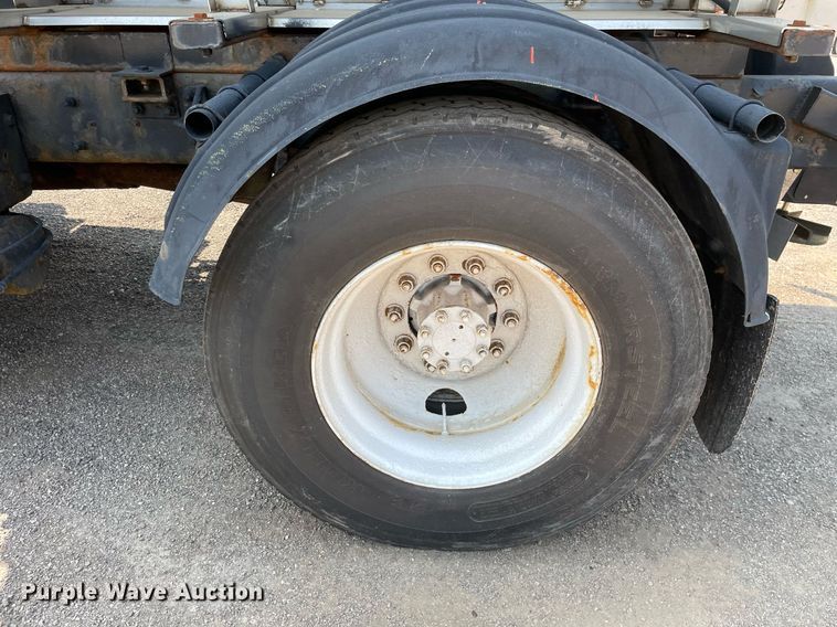 image for item DS8862 2004 International 4300  spreader truck