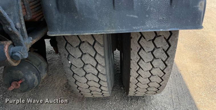 image for item DS8862 2004 International 4300  spreader truck