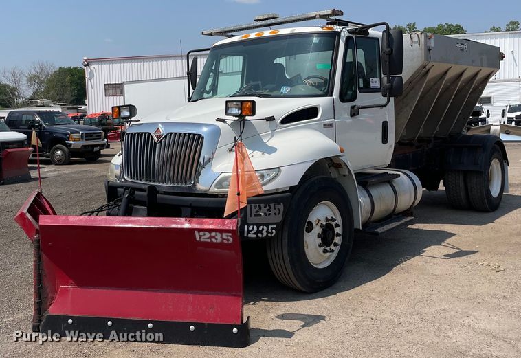 image for item DS8863 2013 International DuraStar 4300  spreader truck
