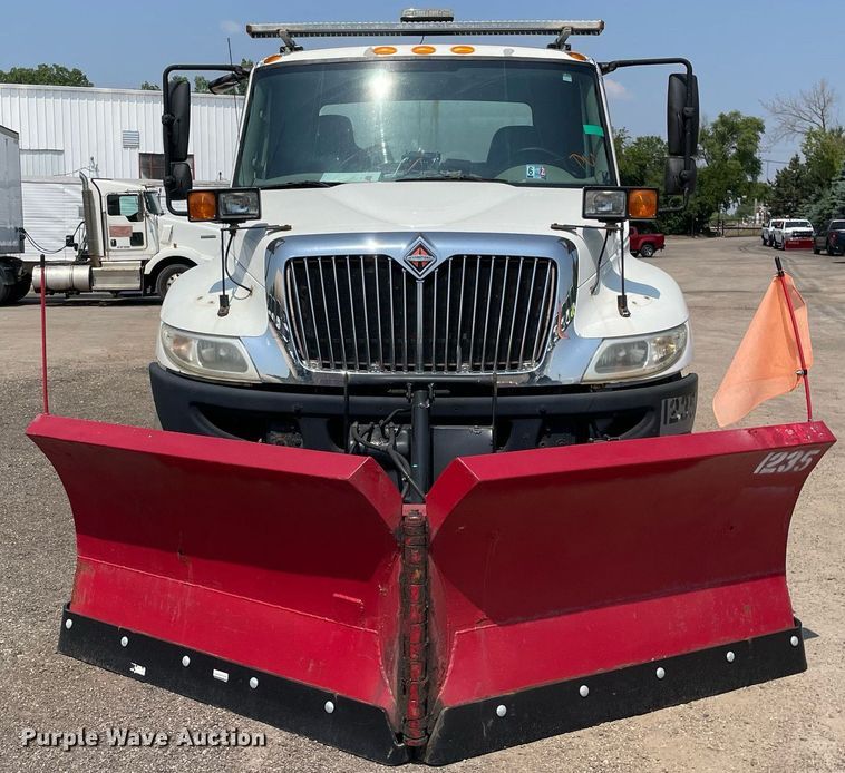 image for item DS8863 2013 International DuraStar 4300  spreader truck