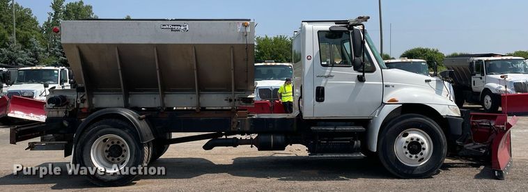 image for item DS8863 2013 International DuraStar 4300  spreader truck