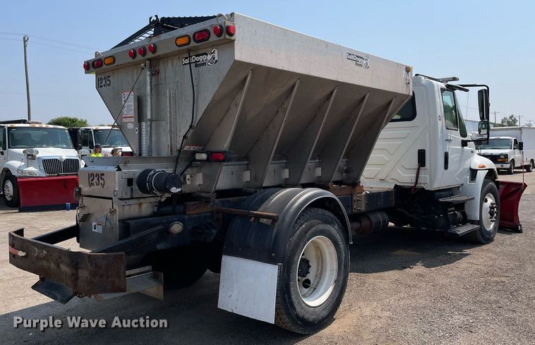 image for item DS8863 2013 International DuraStar 4300  spreader truck