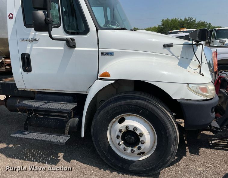 image for item DS8863 2013 International DuraStar 4300  spreader truck