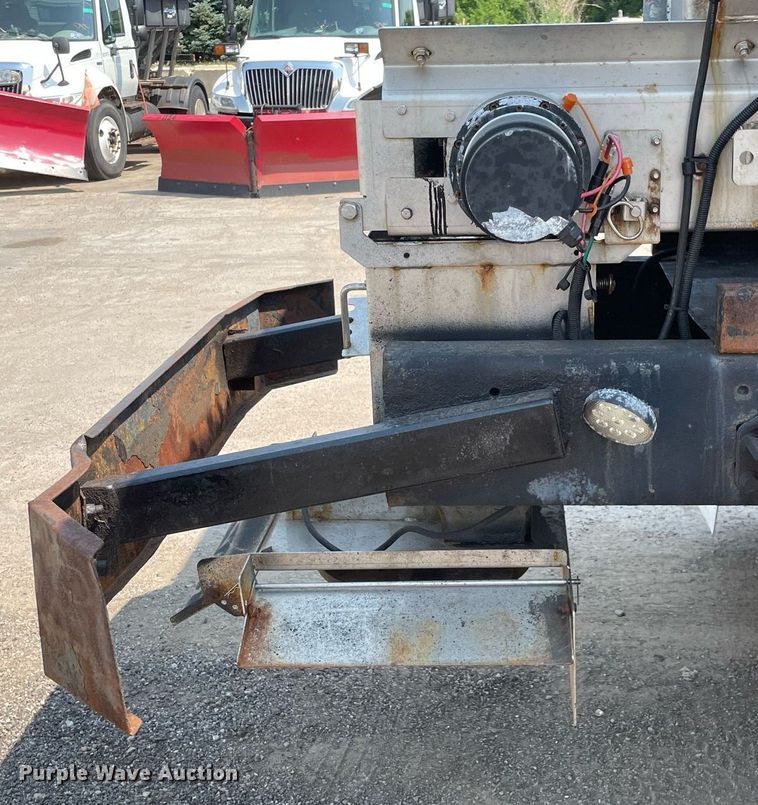 image for item DS8863 2013 International DuraStar 4300  spreader truck