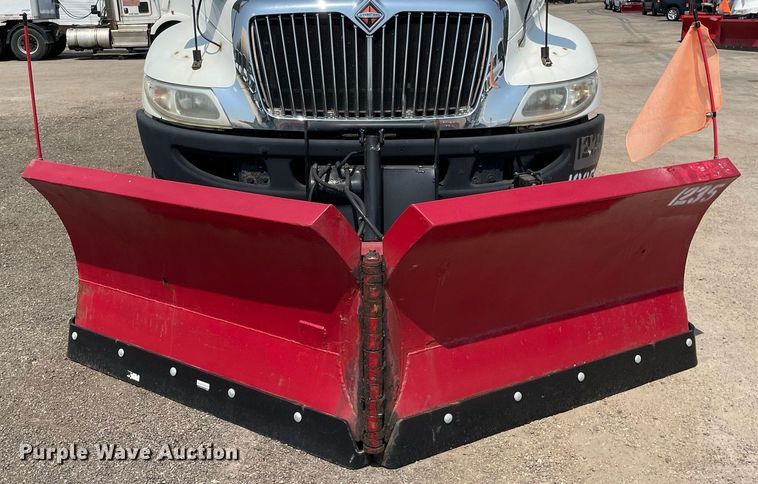 image for item DS8863 2013 International DuraStar 4300  spreader truck