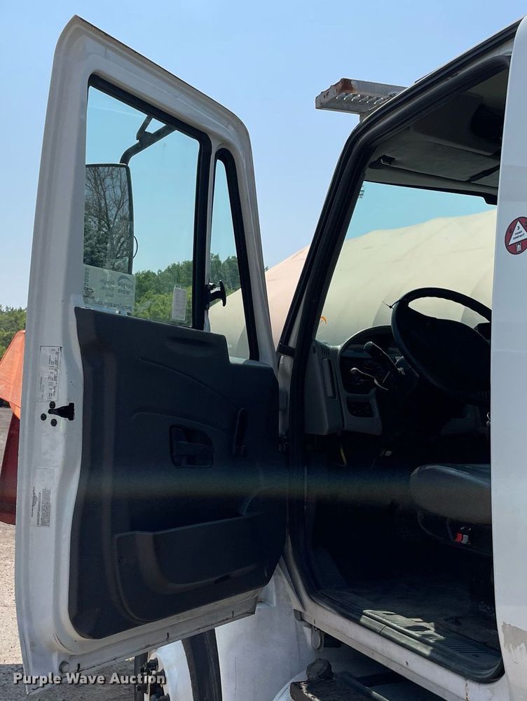 image for item DS8863 2013 International DuraStar 4300  spreader truck