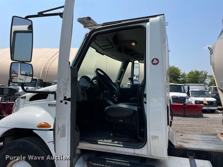 image for item DS8863 2013 International DuraStar 4300  spreader truck