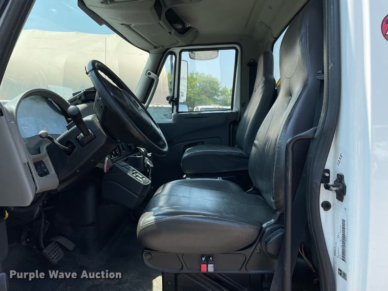 image for item DS8863 2013 International DuraStar 4300  spreader truck