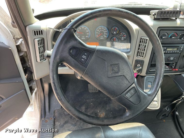 image for item DS8863 2013 International DuraStar 4300  spreader truck