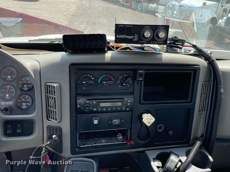 image for item DS8863 2013 International DuraStar 4300  spreader truck