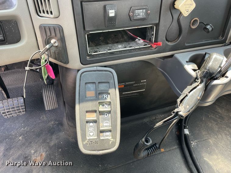 image for item DS8863 2013 International DuraStar 4300  spreader truck