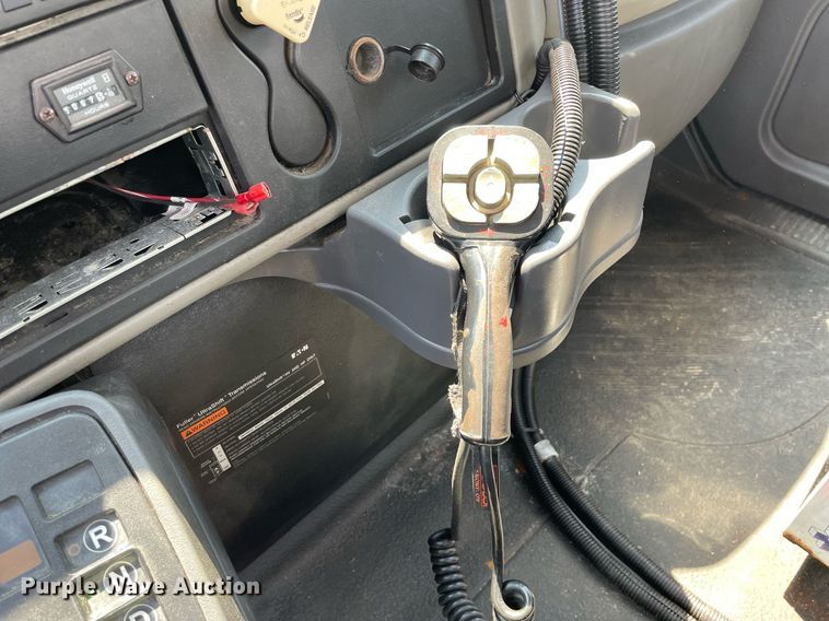 image for item DS8863 2013 International DuraStar 4300  spreader truck