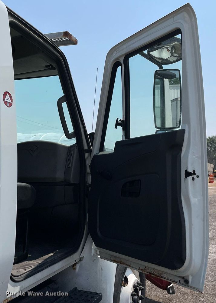 image for item DS8863 2013 International DuraStar 4300  spreader truck