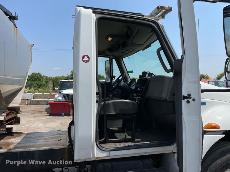 image for item DS8863 2013 International DuraStar 4300  spreader truck