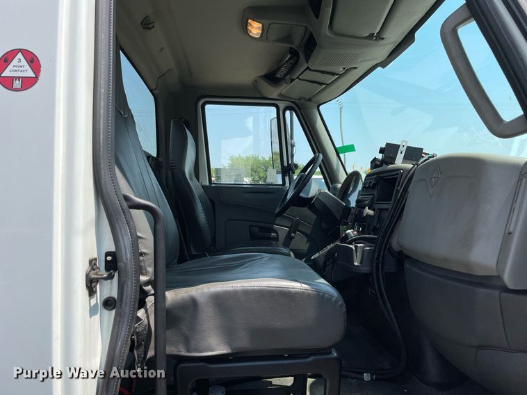 image for item DS8863 2013 International DuraStar 4300  spreader truck