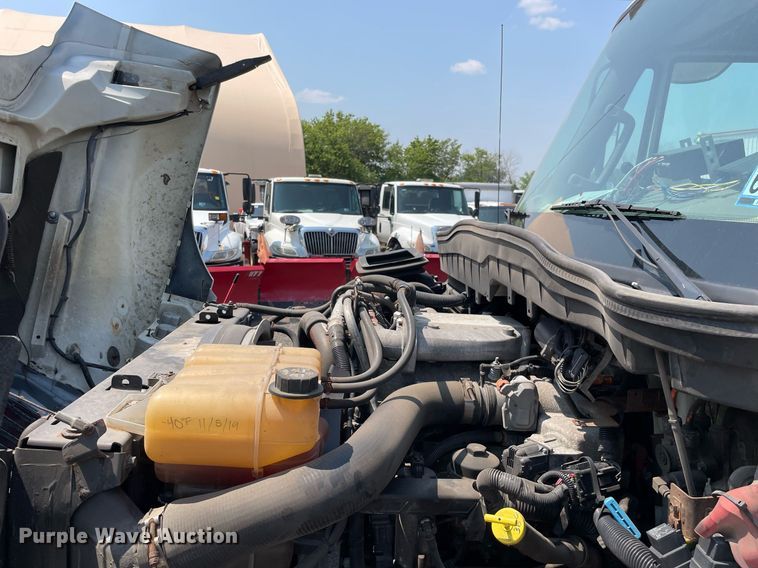 image for item DS8863 2013 International DuraStar 4300  spreader truck