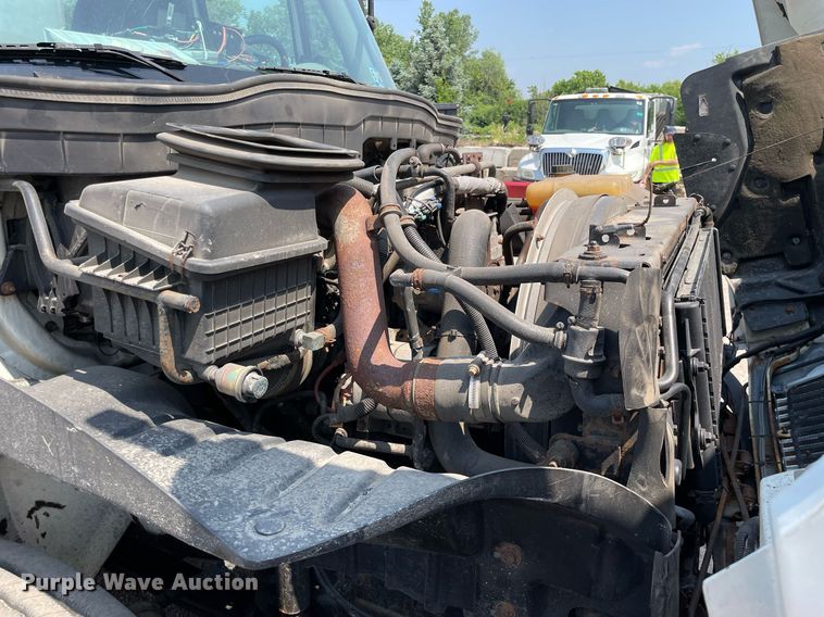 image for item DS8863 2013 International DuraStar 4300  spreader truck