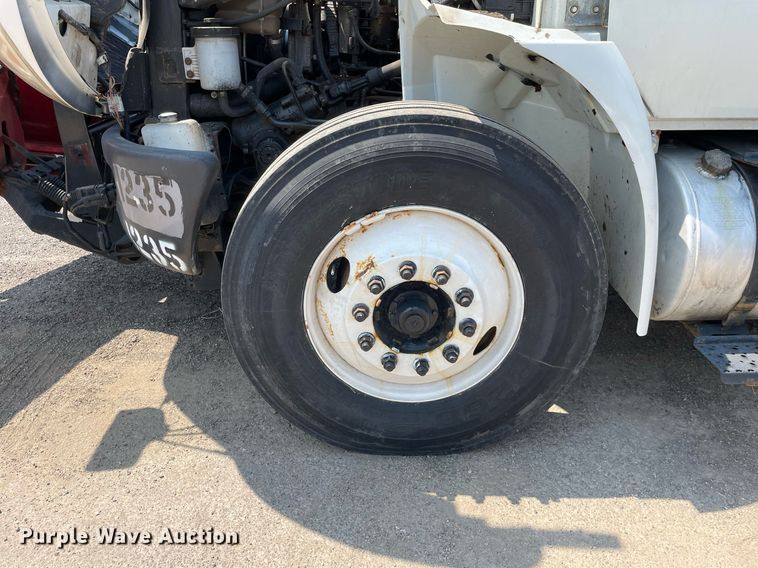 image for item DS8863 2013 International DuraStar 4300  spreader truck