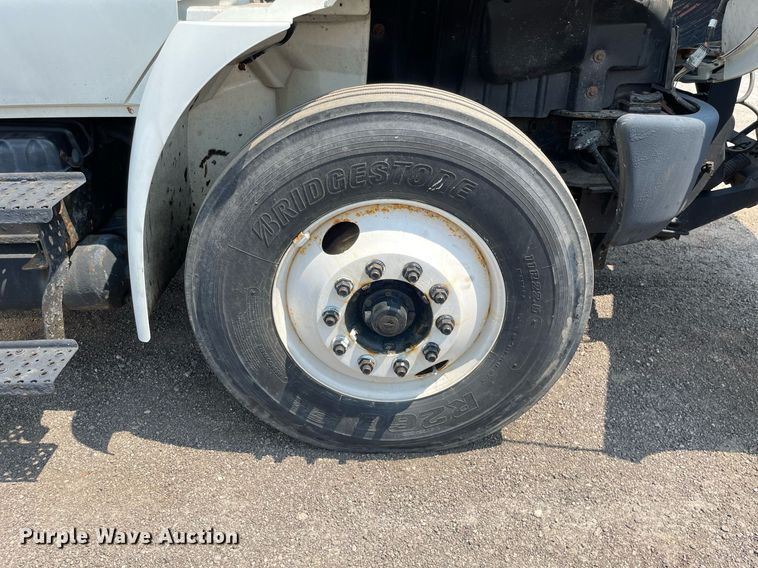 image for item DS8863 2013 International DuraStar 4300  spreader truck