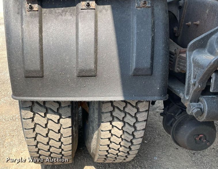 image for item DS8863 2013 International DuraStar 4300  spreader truck