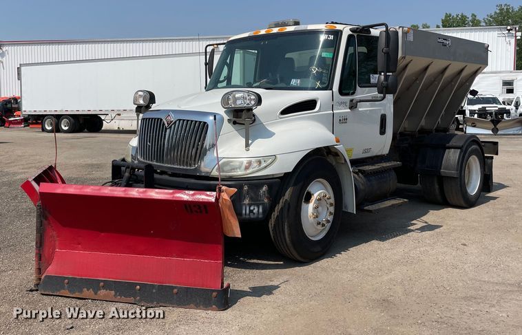 image for item DS8864 2006 International 4300  spreader truck