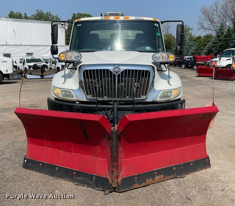 image for item DS8864 2006 International 4300  spreader truck