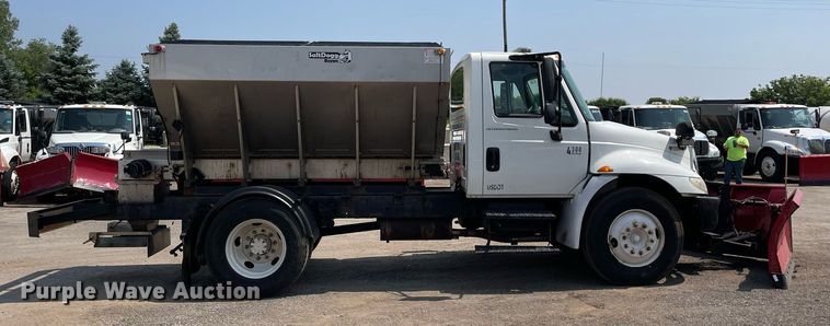 image for item DS8864 2006 International 4300  spreader truck