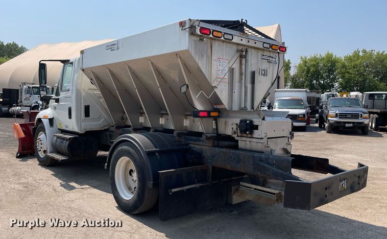 image for item DS8864 2006 International 4300  spreader truck