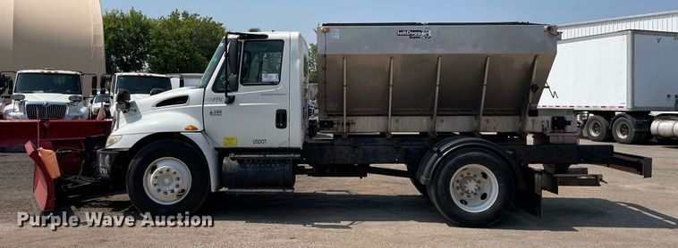 image for item DS8864 2006 International 4300  spreader truck