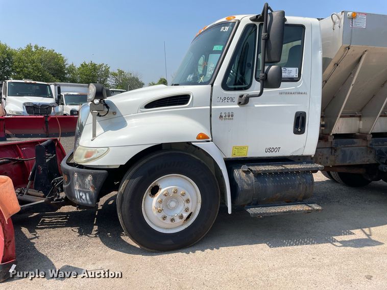 image for item DS8864 2006 International 4300  spreader truck