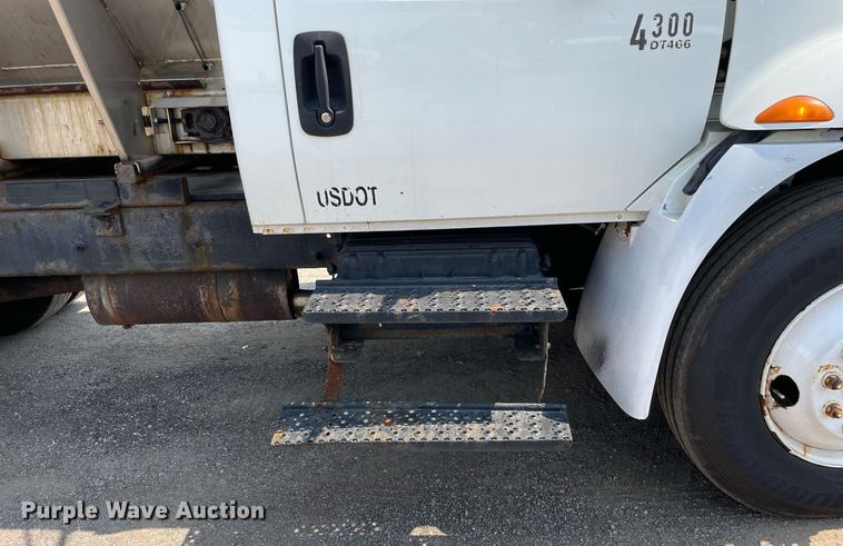 image for item DS8864 2006 International 4300  spreader truck