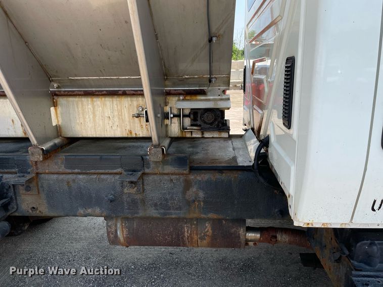 image for item DS8864 2006 International 4300  spreader truck