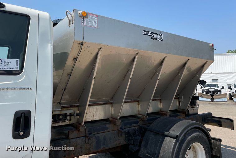 image for item DS8864 2006 International 4300  spreader truck
