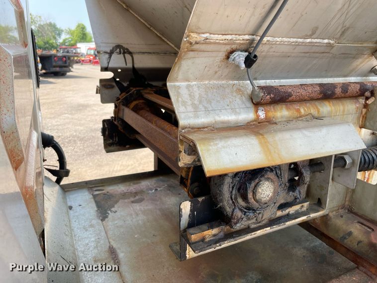 image for item DS8864 2006 International 4300  spreader truck