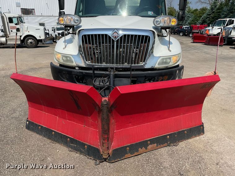 image for item DS8864 2006 International 4300  spreader truck