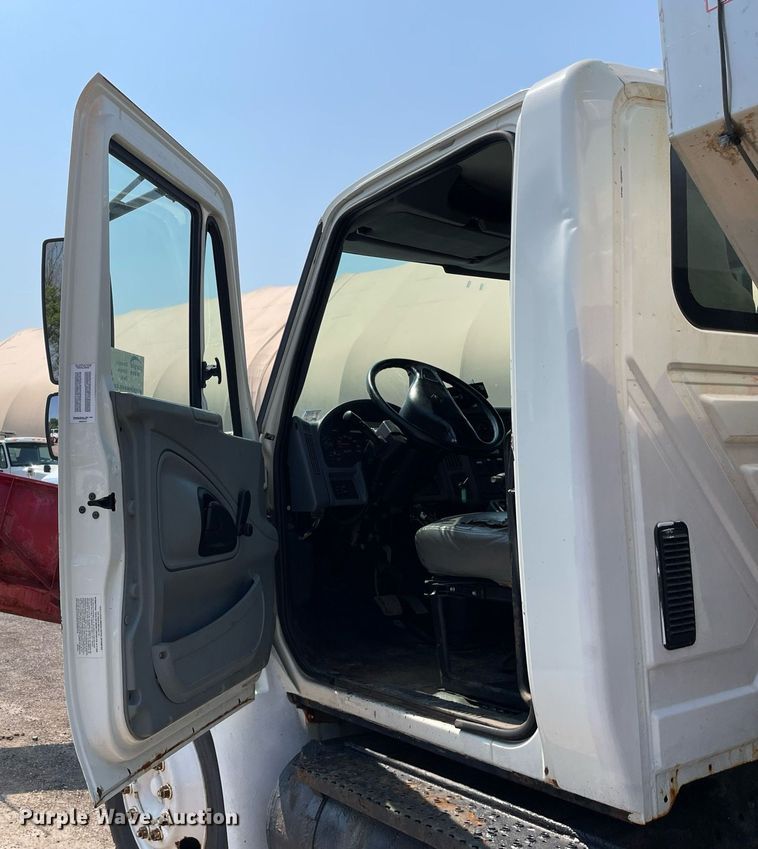 image for item DS8864 2006 International 4300  spreader truck