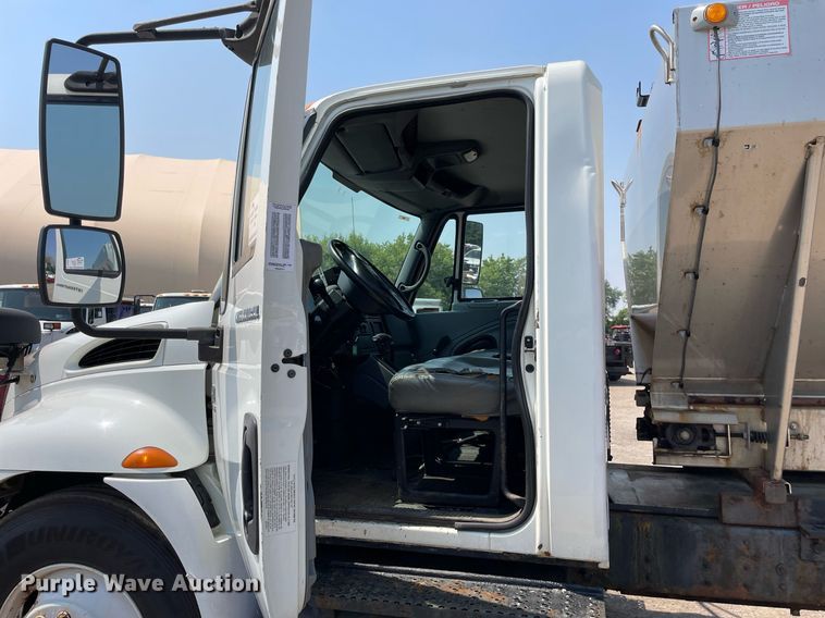 image for item DS8864 2006 International 4300  spreader truck