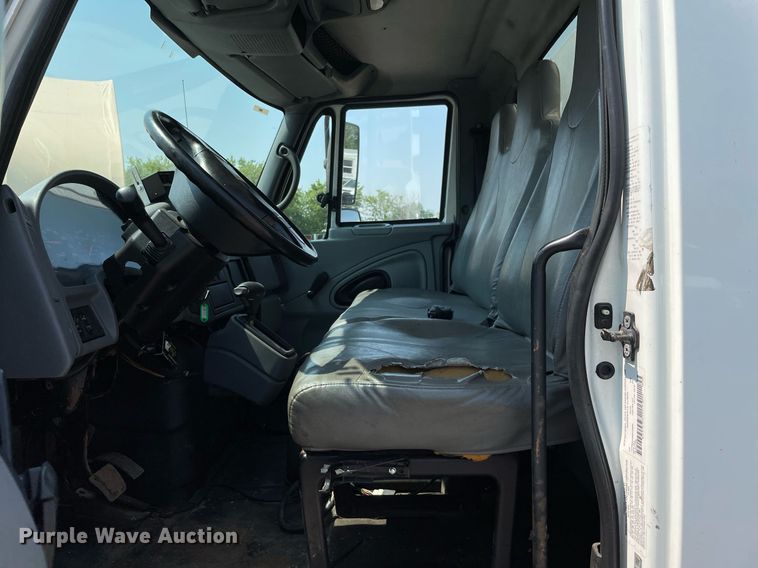 image for item DS8864 2006 International 4300  spreader truck