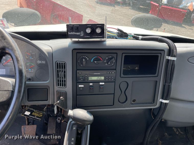 image for item DS8864 2006 International 4300  spreader truck