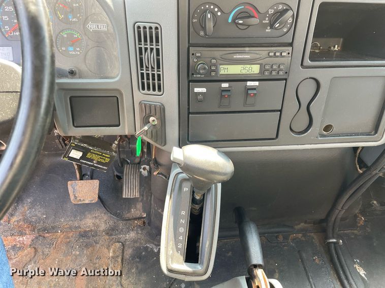 image for item DS8864 2006 International 4300  spreader truck