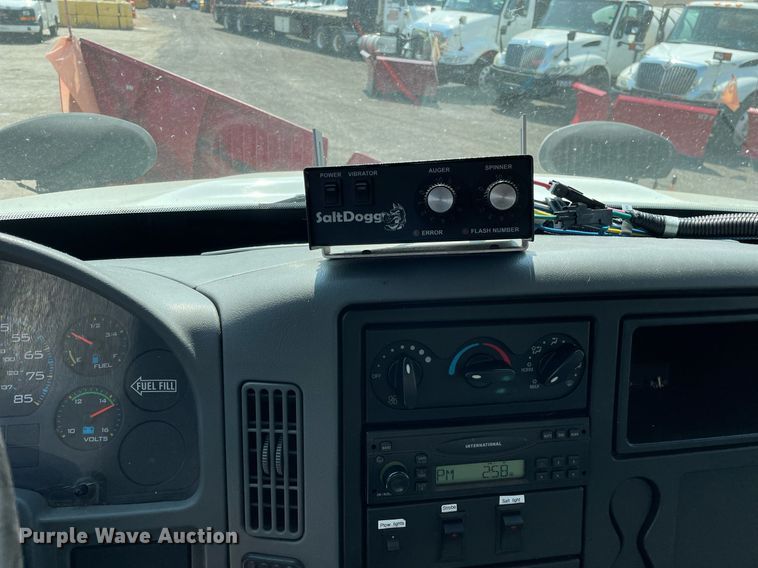 image for item DS8864 2006 International 4300  spreader truck