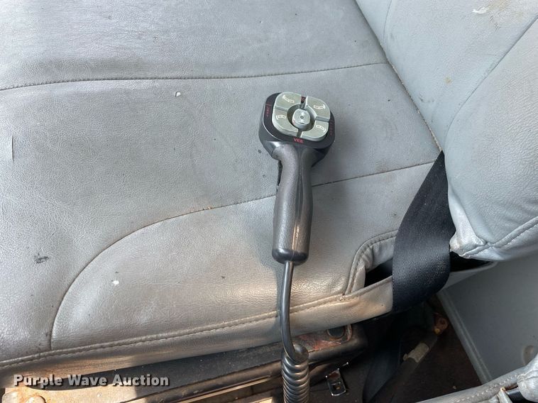 image for item DS8864 2006 International 4300  spreader truck