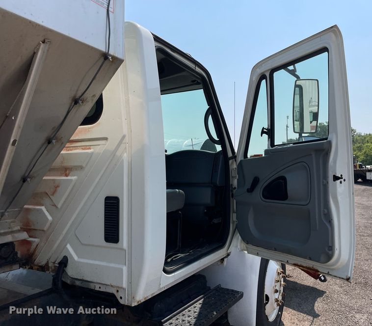 image for item DS8864 2006 International 4300  spreader truck