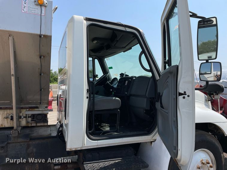 image for item DS8864 2006 International 4300  spreader truck