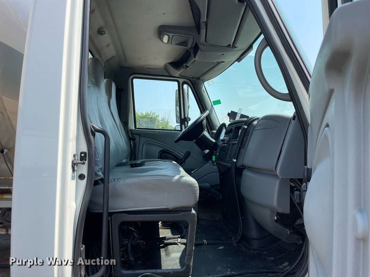 image for item DS8864 2006 International 4300  spreader truck