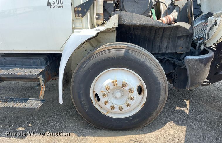 image for item DS8864 2006 International 4300  spreader truck